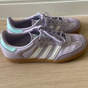 Women/kids Adidas samba in purple leather and suede with aqua details. Worn once